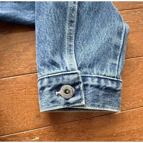 Rare Levi's Denim Jacket Women's Medium Back Pleat Detail Medium Wash